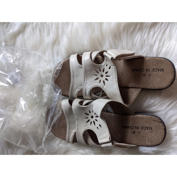 Dr Leonards Alexa woven shoe cream color  sandals - Picture 4 of 4